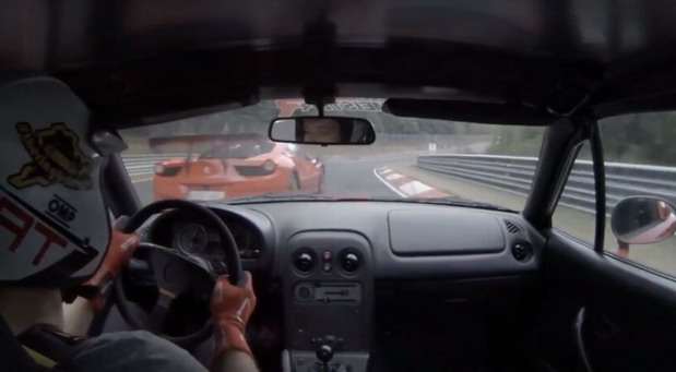 VIDEO: Pogledajte kakvu lekciju je vozač Mazde Miate od 90KS održao vozaču Ferrarija 458 GT3