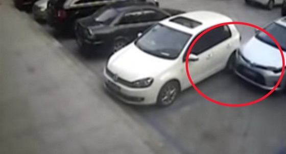 VIDEO: Pogledajte koliko puta je ovaj vozač pokušao da izađe sa parking mesta