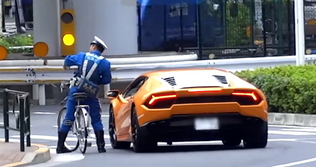 VIDEO: Pogledajte policajca na biciklu kako lovi prekršioca u Lamborghiniju