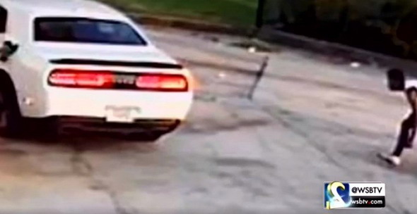 VIDEO: Pokušao da joj ukrade auto, u sekundi ga zaustavila