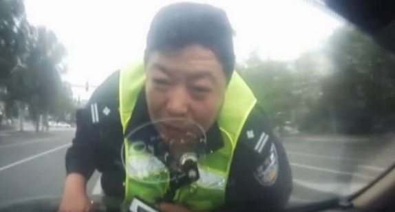 VIDEO: Policajac preživeo vožnju na haubi pri 100 km/h, pa uhapsio pijanog vozača