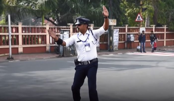 VIDEO: Policajac reguliše saobraćaj kao Majkl Džekson