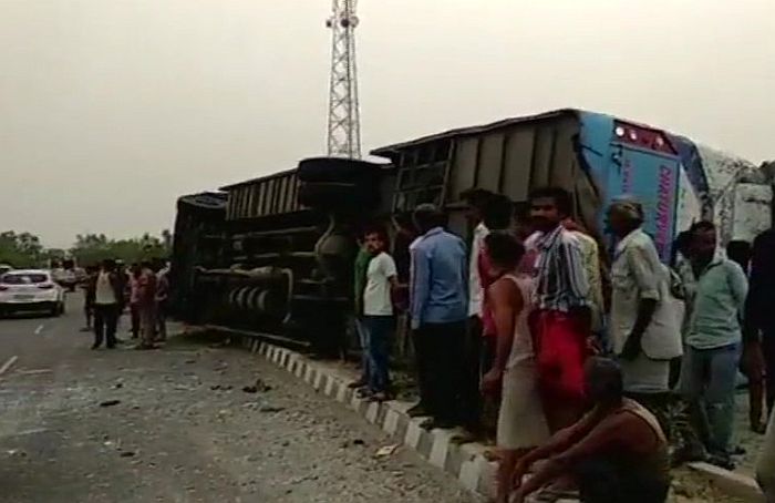 VIDEO: Prevrnuo se turistički autobus u Indiji, najmanje 16 mrtvih