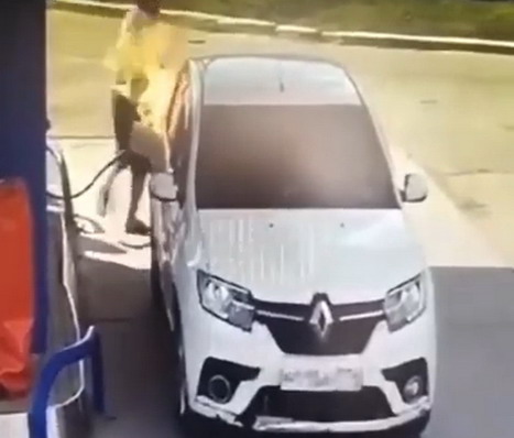 VIDEO: Pripalio cigaretu na benzinskoj stanici pa upalio automobil i sebe