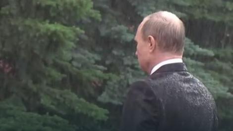 (VIDEO) Putin: Šta će mi kišobran, nisam od šećera!