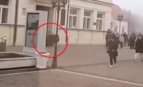 (VIDEO) RUSVAJ U ĐAKOVU; Autom uleteo u zgradu Gradske uprave, nožem jurio portira i pretio!