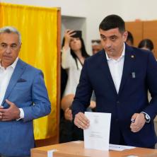 (VIDEO) Rumunija bira predsednika: Đorđesku i Đorđe zajedno na glasanju - Dočekalo ih stotinu pristalica i pozdravilo aplauzom