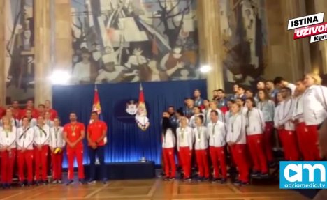(VIDEO) ŠAMPIONI PODIGLI CELU SRBIJU NA NOGE: Srpski olimpijci pevali Bože pravde!