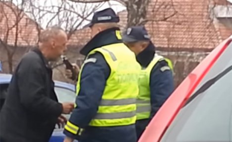 (VIDEO) SAOBRAĆAJCI U ŠOKU: Smederevski taksista usred dana naduvao 3,59 promila alkohola u krvi