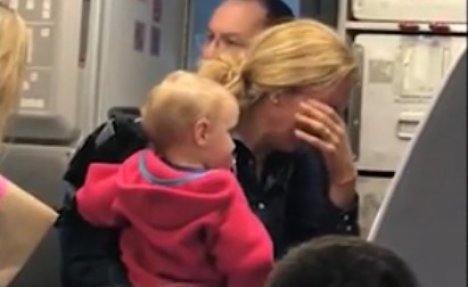 (VIDEO) SKANDAL NA LETU AMERIKAN ERLAJNZA: Stjuard udario majku s bebom i oteo joj kolica!