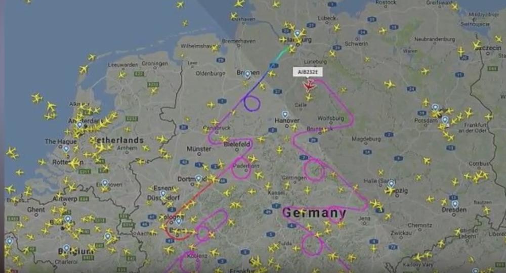(VIDEO) ŠOU IZNAD NEMAČKE: Pilot najvećeg putničkog aviona crtao božićnu jelku na nebu!