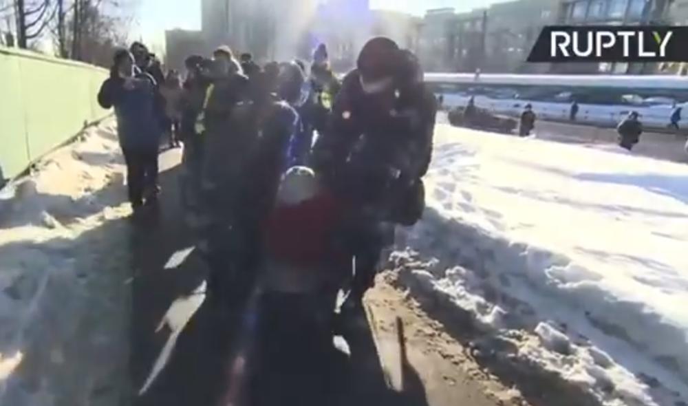 VIDEO SPECIJALCI POČELI DA HAPSE: Dok u sudu saslušavaju Navaljnog, ispred suda policija rasteruje pristalice
