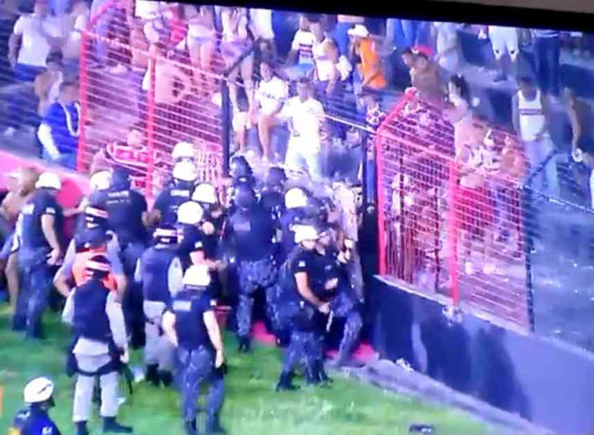 (VIDEO) STRAŠNE SCENE U BRAZILU: Policija bacila suzavac na punu tribinu i izazvala opšti haos među navijačima!
