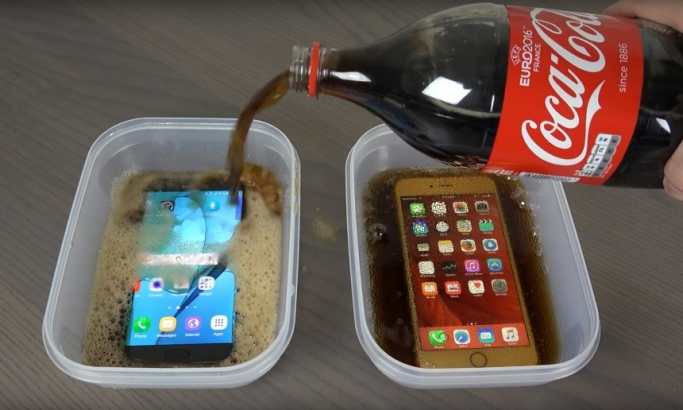VIDEO: Sipao je Koka-kolu na telefone, pa ih zamrzao! Da li su preživeli?