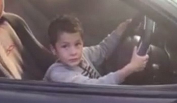 VIDEO: Snimio sina za volanom automobila, pa mu oduzeli i dete i vozilo