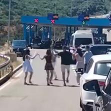 (VIDEO) Srbi zaigrali kolo na hrvatskoj granici: Snimak izazvao lavinu komentara Hvala ti, dragi Bože, što nismo više u istoj državi