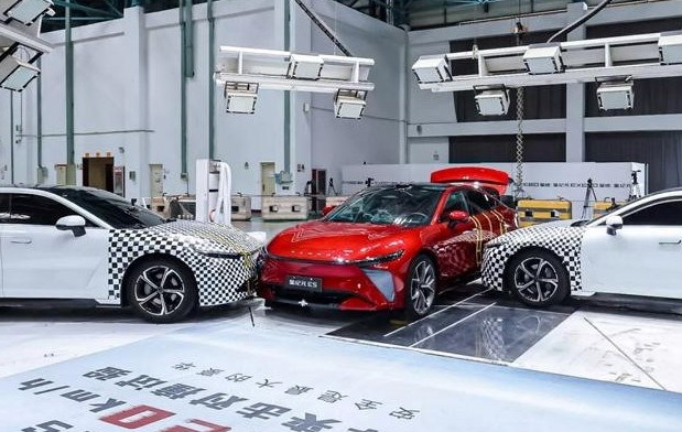 VIDEO: Šta se dogodi kad dva automobila istovremeno udare u kineski električni auto?