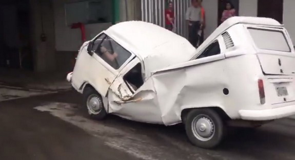 VIDEO: Stablo ga umalo prepolovilo, ali Volkswagen Kombi vozi dalje