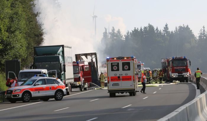VIDEO: Sudar kamiona i autobusa u Nemačkoj, najmanje 30 povređenih i 17 nestalih