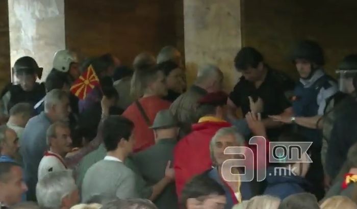 VIDEO: Sukobi u Skoplju, demonstranti upali u zgradu Sobranja