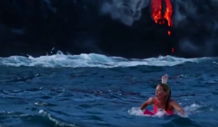 VIDEO: Surfovala u blizini vulkana koji izbacuje lavu
