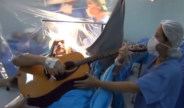 VIDEO: Svira gitaru tokom operacije mozga