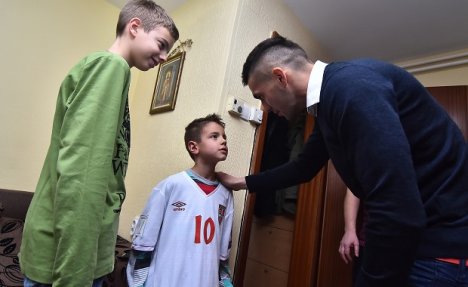 (VIDEO) TADIĆ KAO DEDA MRAZ: Evo kako je najbolji srpski fudbaler usrećio mališu iz Novog Sada