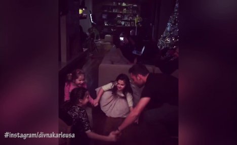 (VIDEO) TATA ZA PRIMER: Pogledajte kako se Duško Tošić igra sa svojim ćerkicama dok Karleuša snima!