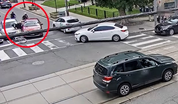 VIDEO: Tinejdžeri ukradenom Toyotom pokušali da pregaze policajca na biciklu