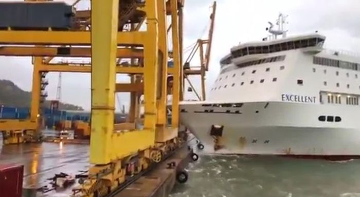 VIDEO: Trajekt naleteo na kran na pristaništu, došlo i do eksplozije