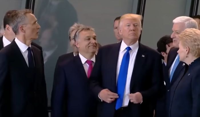 VIDEO: Tramp gurnuo premijera Crne Gore da bi bio u prvom planu