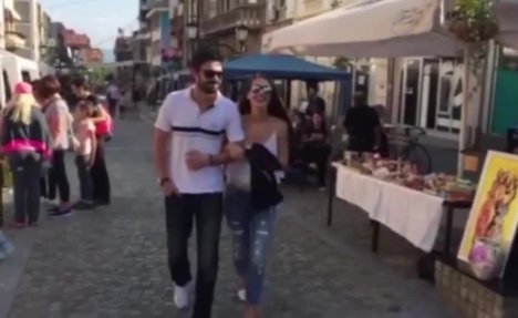 (VIDEO) UHVAĆENI ZAGRLJENI: Brankica Sebastijanović i Milan Vasić nasmejani šetaju Vranjem!