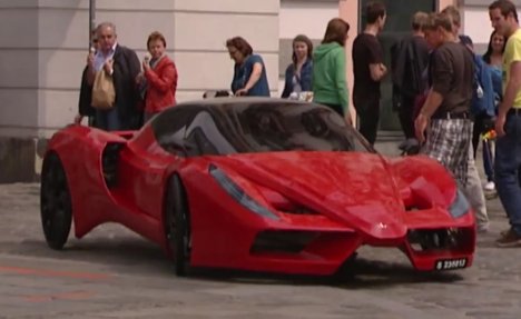 (VIDEO) UZ POMOĆ ŠTAPA I KANAPA: Ovo je najsporiji sportski automobil na svetu