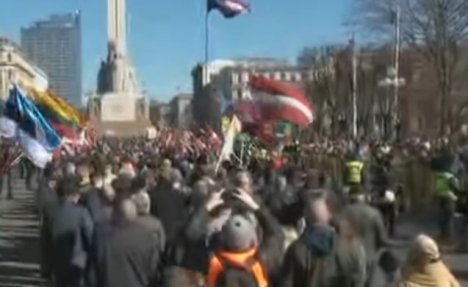 (VIDEO UŽIVO) SKANDALOZNO VELIČANJE NACIZMA: Fašisti paradiraju Letonijom!