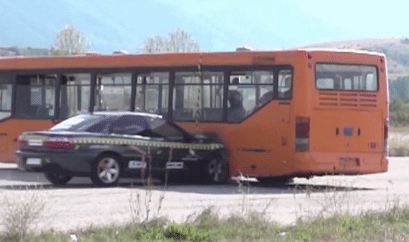VIDEO: Udarac Opel Omege u autobus pri 208 km/h
