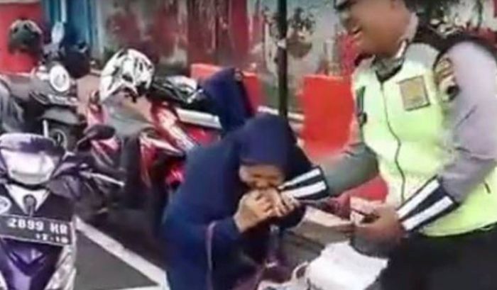 VIDEO: Ujela saobraćajca jer je hteo da joj napiše kaznu