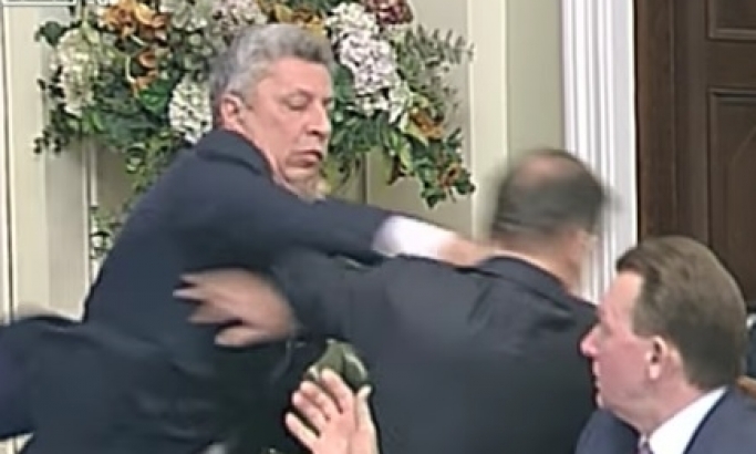 VIDEO: Ukrajinski poslanik pesnicom patosirao kolegu u parlamentu