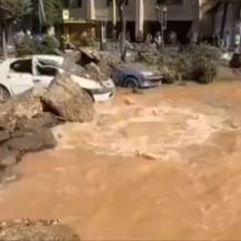 (VIDEO) Uznemirujući snimak stiže iz Teherana: Eksplozije cevi potopile grad, voda kulja ulicama
