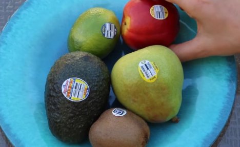 (VIDEO) VALJA ZNATI: Evo šta stvarno označavaju nalepnice na voću  