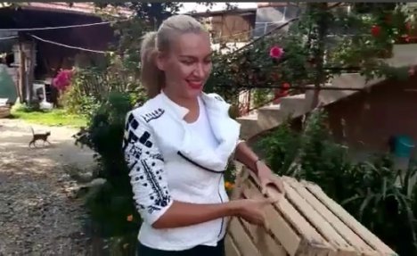 (VIDEO) VODITELJKA PAROVA NOSI GAJBE: Posle rijalitija, ovo je njen novi posao!