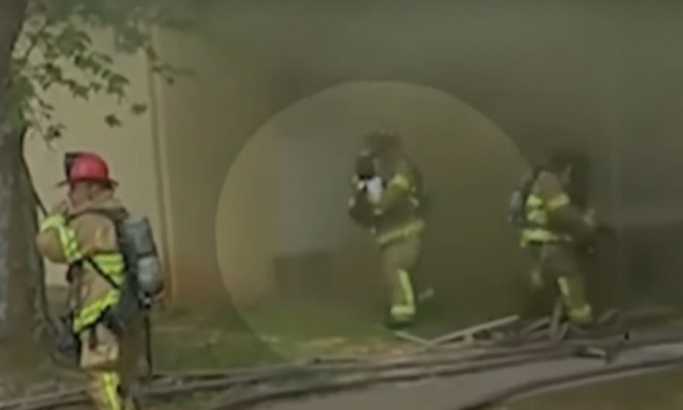 VIDEO: Vatrogasac uhvatio bebu bačenu iz zapaljene zgrade
