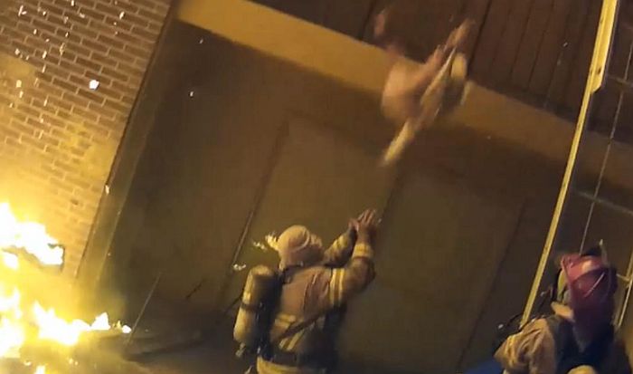 VIDEO: Vatrogasac uhvatio dete bačeno s drugog sprata zgrade u plamenu