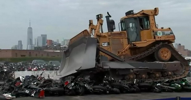 VIDEO: Vlasti u Njujorku buldožerom uništile 92 vozila