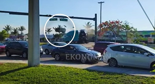 VIDEO: Voz udario šleper s luksuznim automobilima, Audi odleteo u nebo