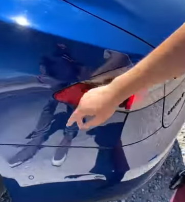 VIDEO: Vozi Teslu, a traži benzin