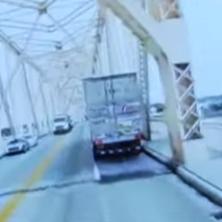 (VIDEO) ZASTRAŠUJUĆE! Žena sletela sa mosta da bi IZBEGLA automobil, sigurnosne kamere zabeležile STRAVIČAN prizor