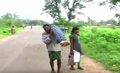 (VIDEO) ZBOG BESRAMNOSTI LEKARA: Ovaj čovek je morao 12 km da nosi leš svoje žene