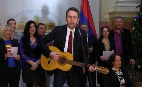 (VIDEO) ZBOGOM PAMETI: Saša Radulović u Skupštini otpevao Pada Vlada