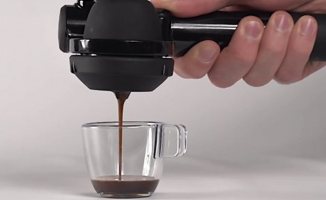 (VIDEO) ZBOGOM UMORU! Ovim izumom je kafa za poneti dobila potpuno novo značenje