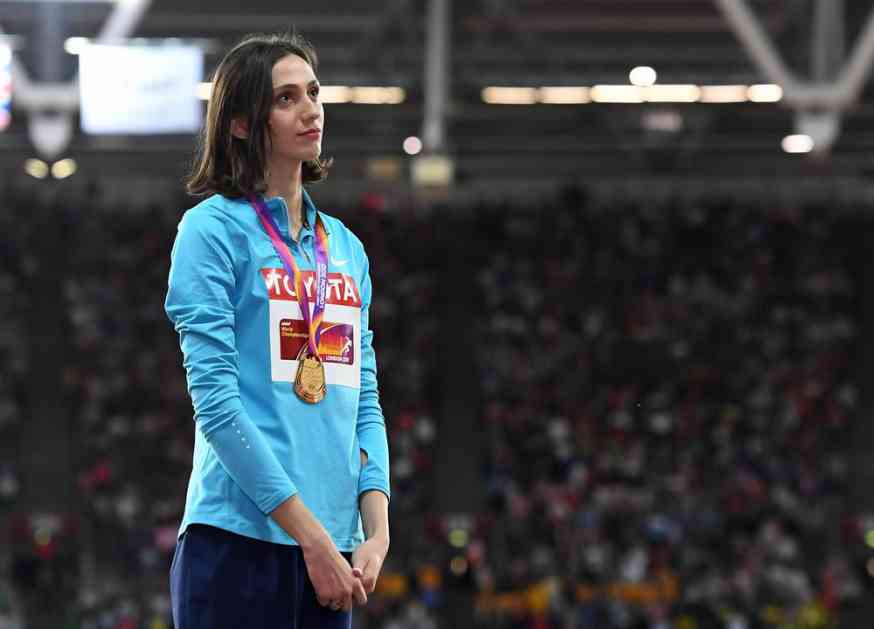(VIDEO) ZLATNA RUSKINJA TUŽNA NA POSTOLJU: Šampionka  slušala zvaničnu pesmu prvenstva umesto himne svoje zemlje